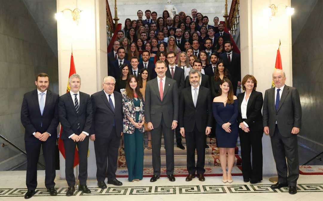 La juez Carlota Alonso junto al rey y el presidente del Supremo y otros compañeros en el acto de entrega de los despachos.