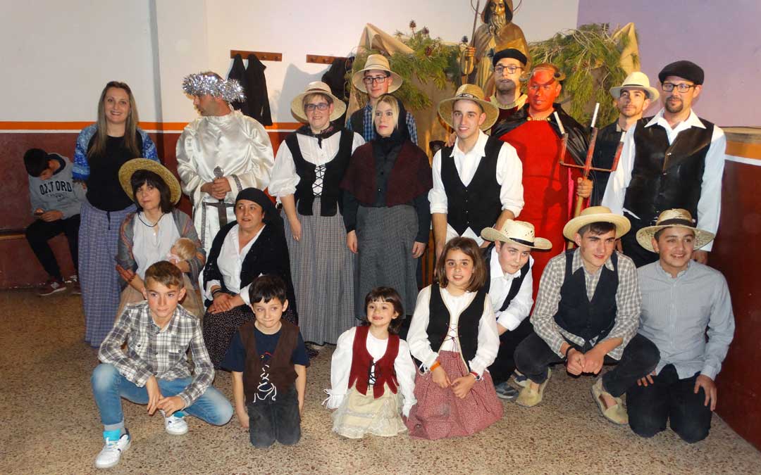 Participantes en la representación de la Sanantonada, recuperada en 1988