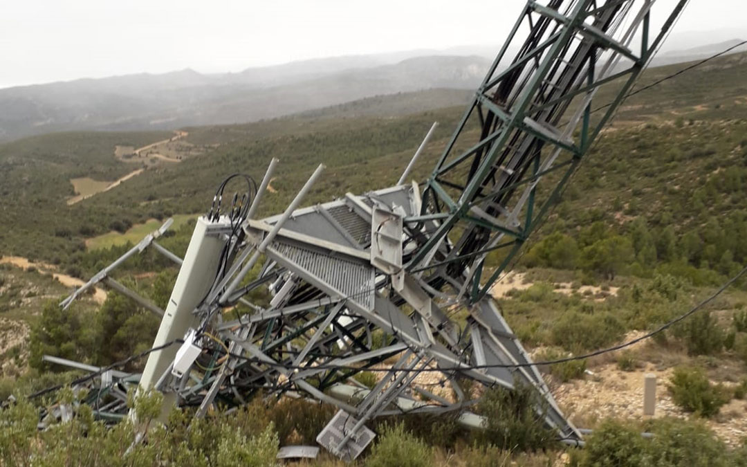 Imagen del estado en el que quedó la torre de telefonía de Bordón por culpa del viento