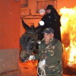 uno de los mayorales pasando por una hoguera en la santa encamisada