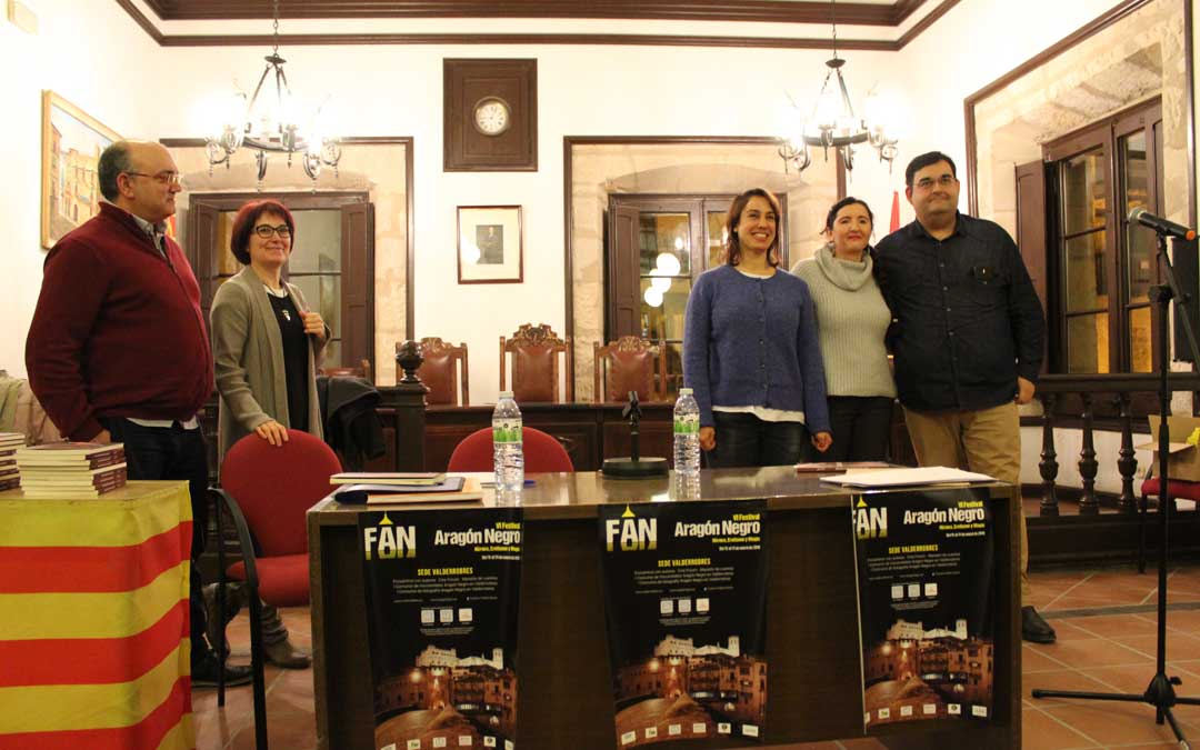 María Garau, Marina García y Antonio Monfort, los ganadores de microrrelatos. Al lado, dos de los componentes del Club de Escritura de Pina que presentaron el libro.