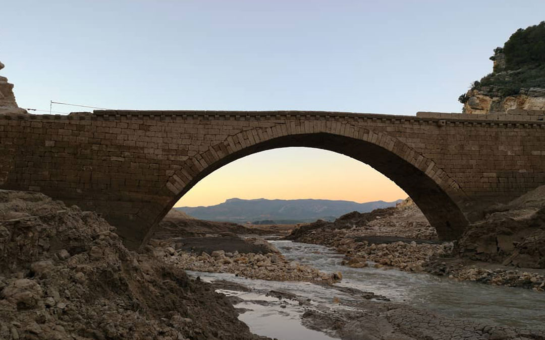 El puente de Santolea disfruta de sus últimos días dentro del embalse. Ahora, se busca nueva ubicación
