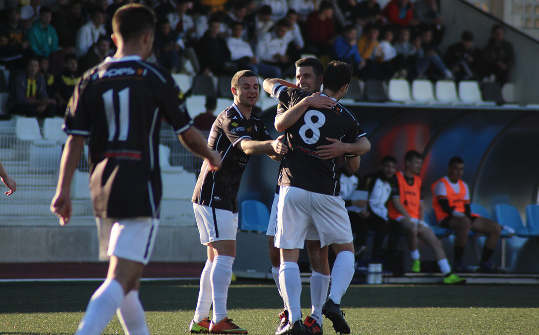 Los jugadores del Alcañiz celebran el gol conseguido por Daniel Abril