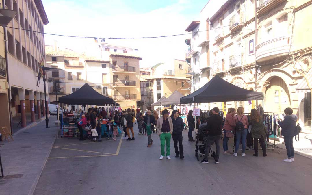 Los alcorisanos salieron a la calle para participar en el Mercado de Saldos.
