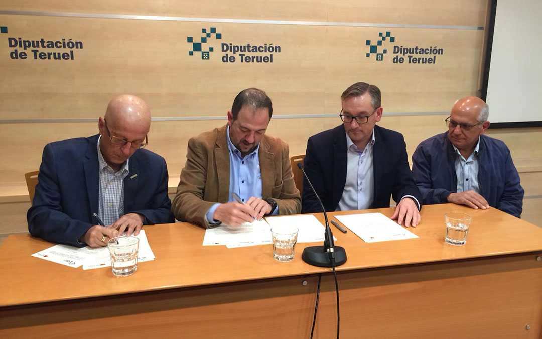 manolo ponz, ramon millan, joaquin justes, jose manuel insta suscribiendo el convenio de coraboracon entre dpt y comarca del bajo aragon