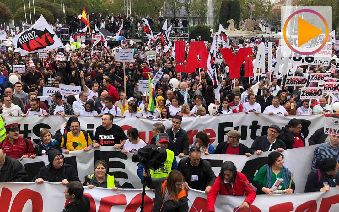 Pancartas en la plaza de Neptuno en Madrid de la Revuelta de la España Vaciada el 31M