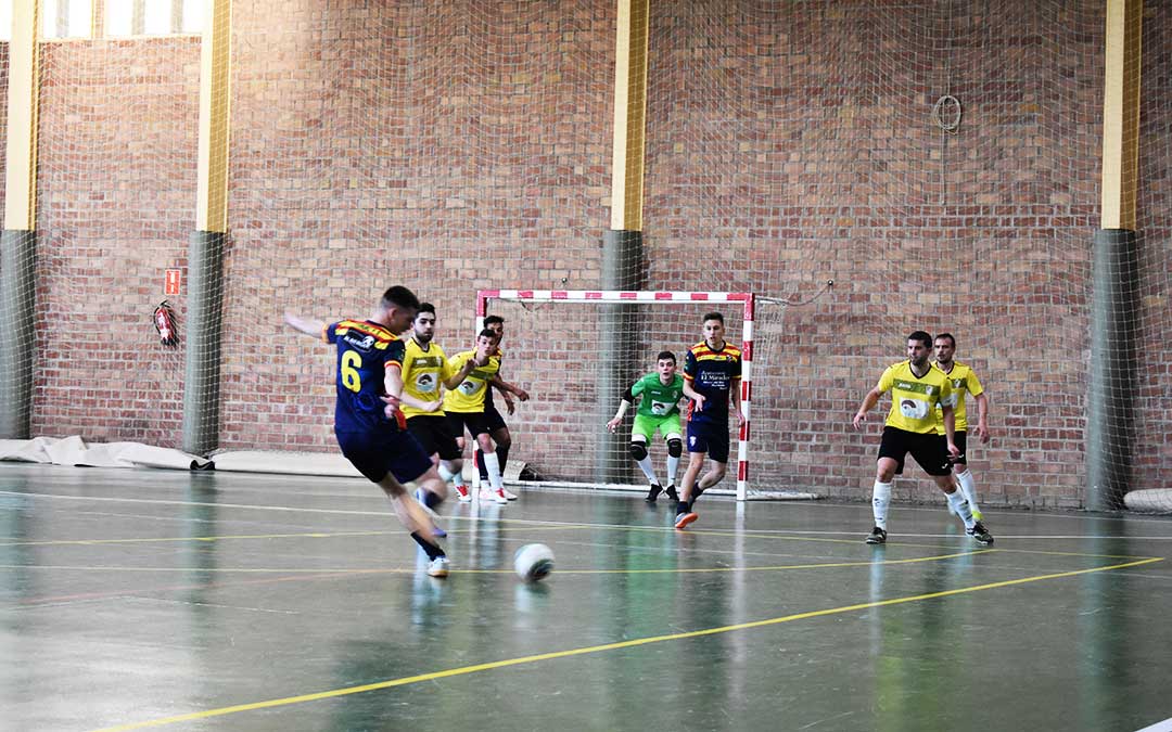 Un momento del juego en el pabellón maellano, el sábado por la tarde.