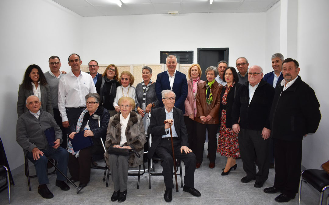 Los homenajeados con los representantes populares.Los homenajeados con los representantes populares.