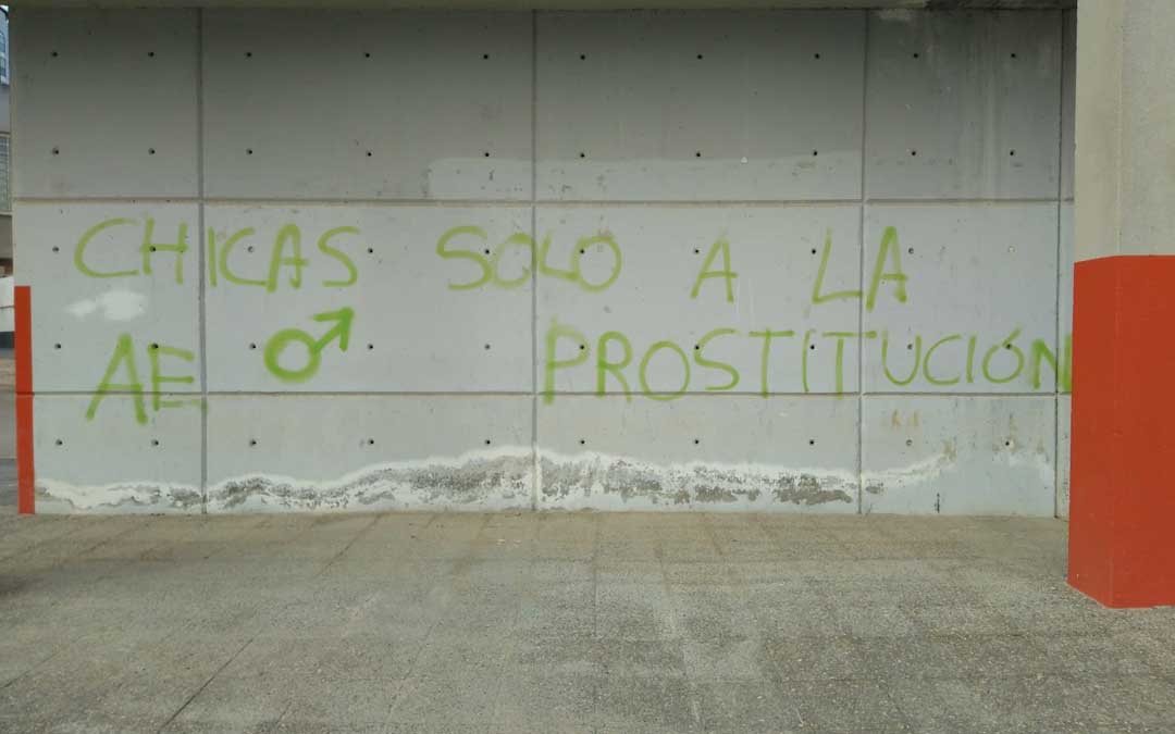 Mensajes contra la mujer en las paredes del IES Bajo Aragón de Alcañiz
