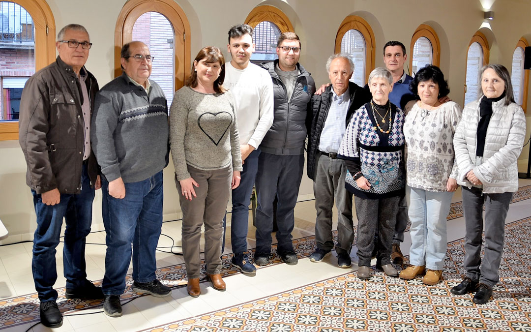 La alcaldesa de Alcorisa, Julia Vicente, junto a varios concejales y representantes de las asociaciones deportivas y sociales de la localidad
