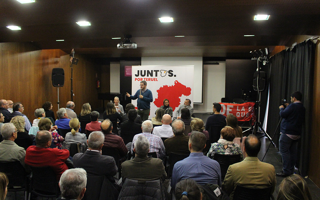 Más de medio centenar de personas acudieron a llamada del PSOE en el Liceo de Alcañiz