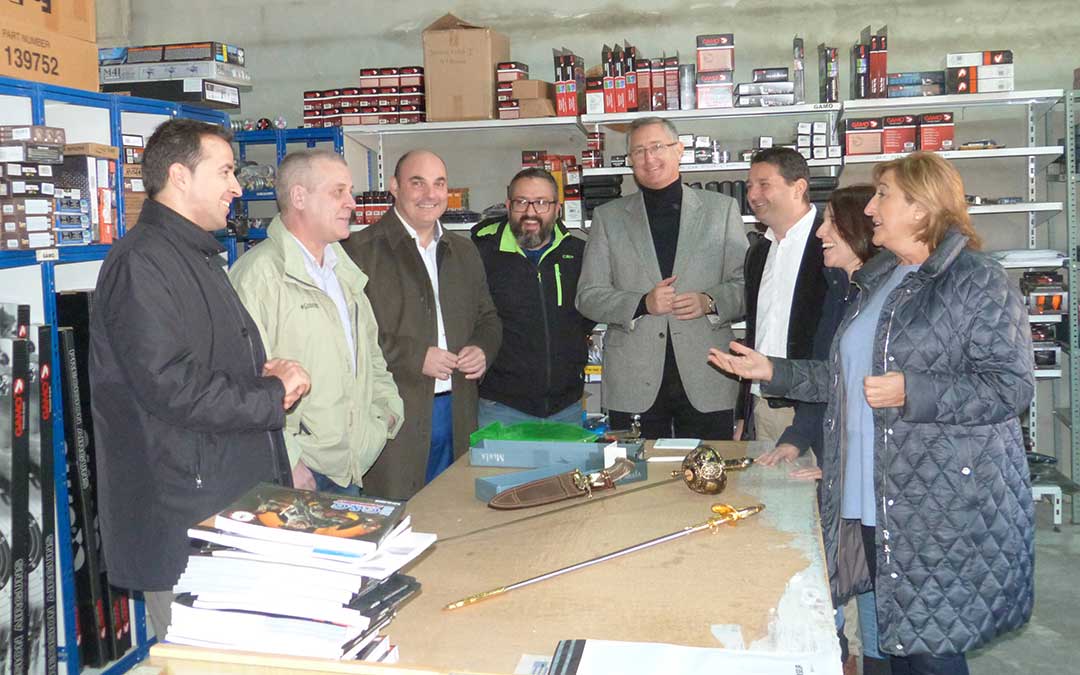 alberto herrero y su comitiva durante la visita a aceros de hispania en castelseras