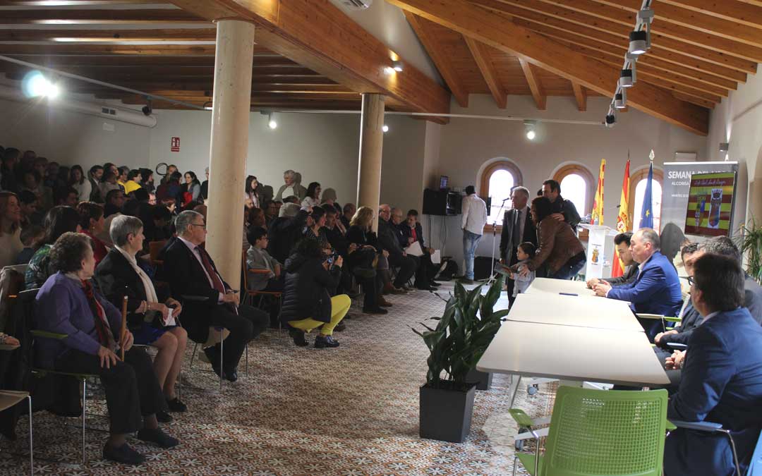 Acto de entrega de los carnés de la biblioteca a los nacidos en 2016 que también se llevaron un cuento como lectura por San Jorge.