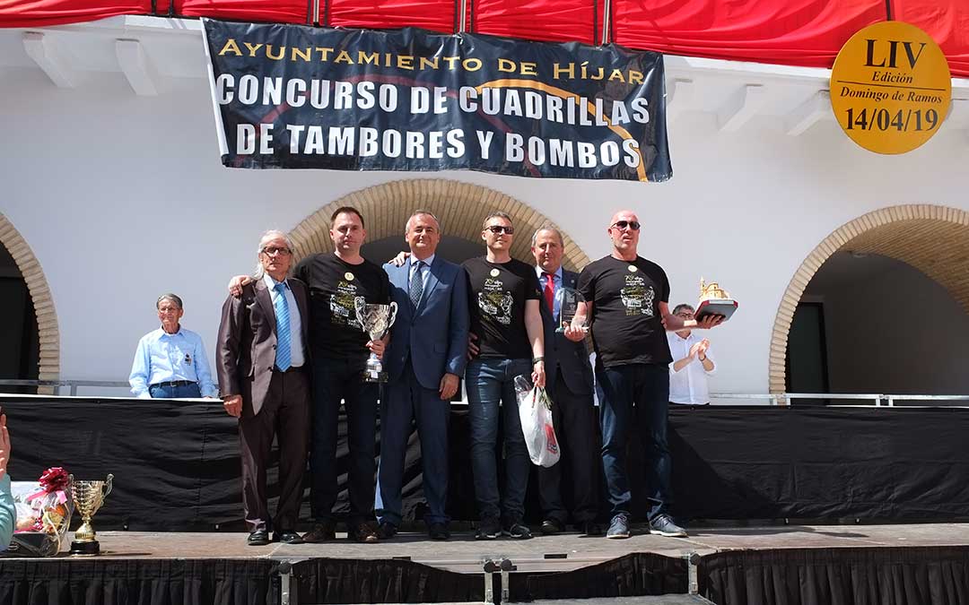 Los representantes de Almassora recogiendo los trofeos ayer en hijar