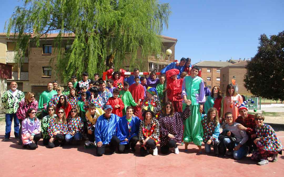 El grupo de animación ‘Gigantes con zancos’, tras la demostración en el patio como inicio de las jornadas de Psicomotricidad y Comunicación