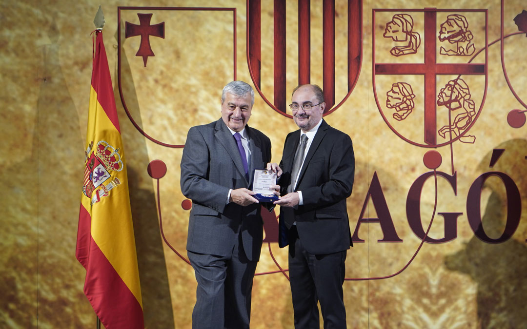 El responsable de Atadi, José Luis Gómez, recibe la medalla a los Valores Humanos de la mano del presidente de Aragón, Javier Lambán.