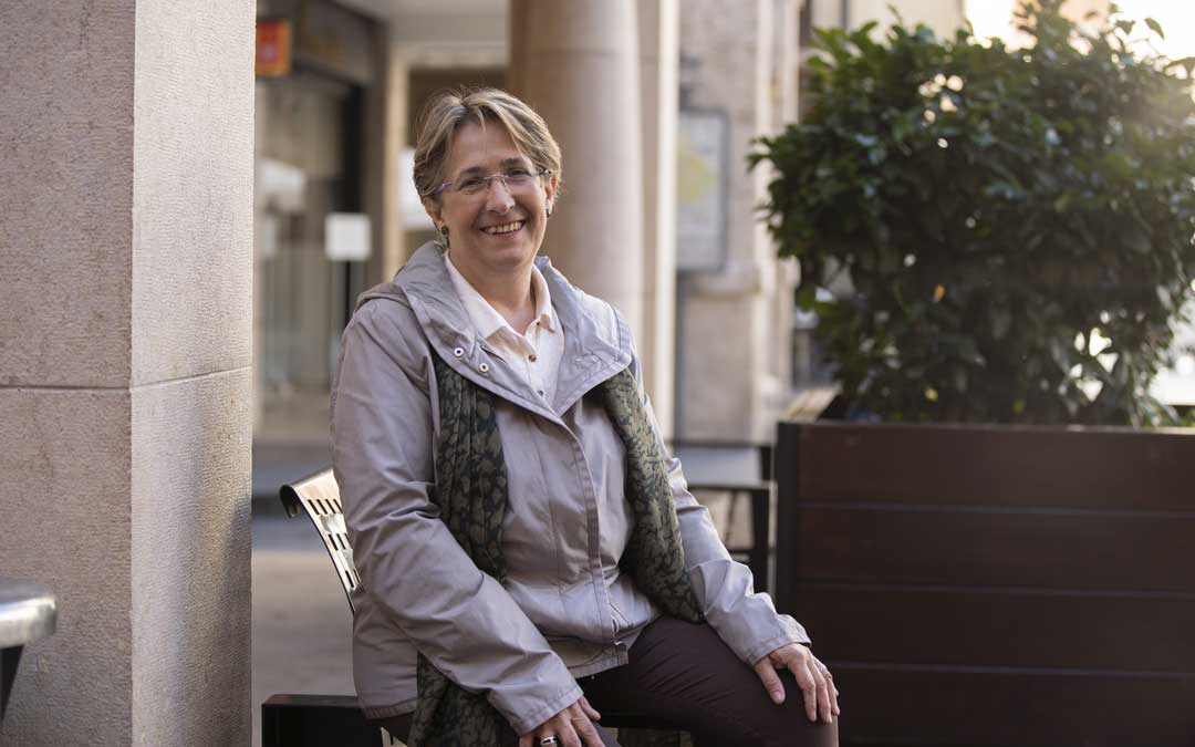 Blanca Villarroya, en los porches de la plaza del Torico de Teruel. Foto: Antonio García/Bykofoto
