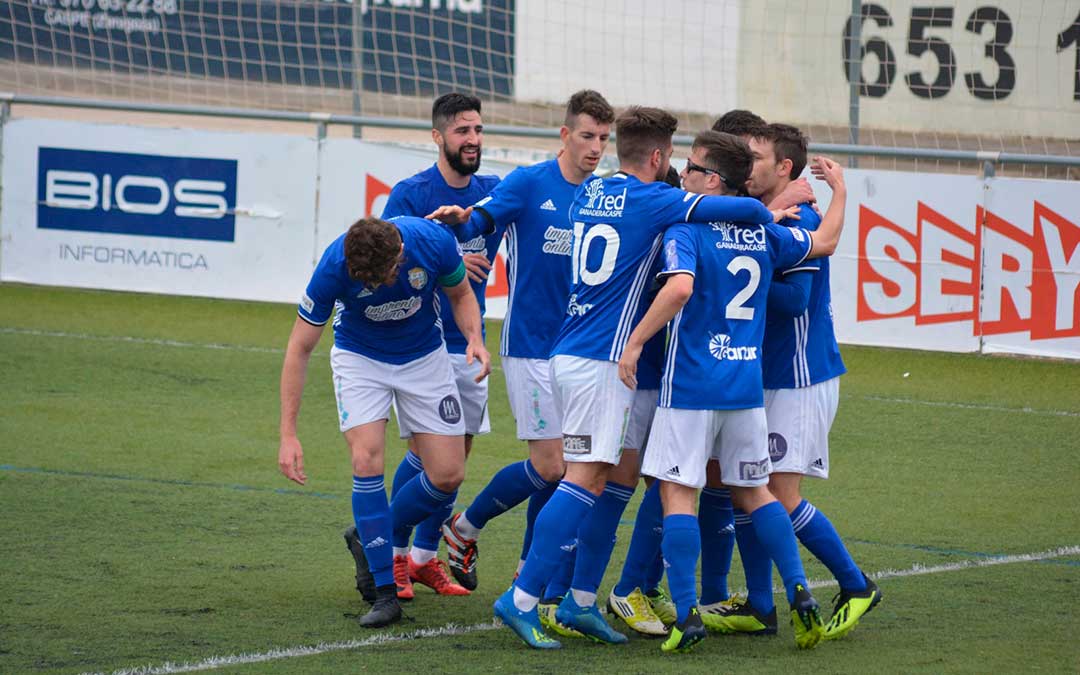 Celebración de los caspolinos tras un gol de José Carlos Gallego, en un partico Caspe-Cella en Los Rosales. Erika Martínez