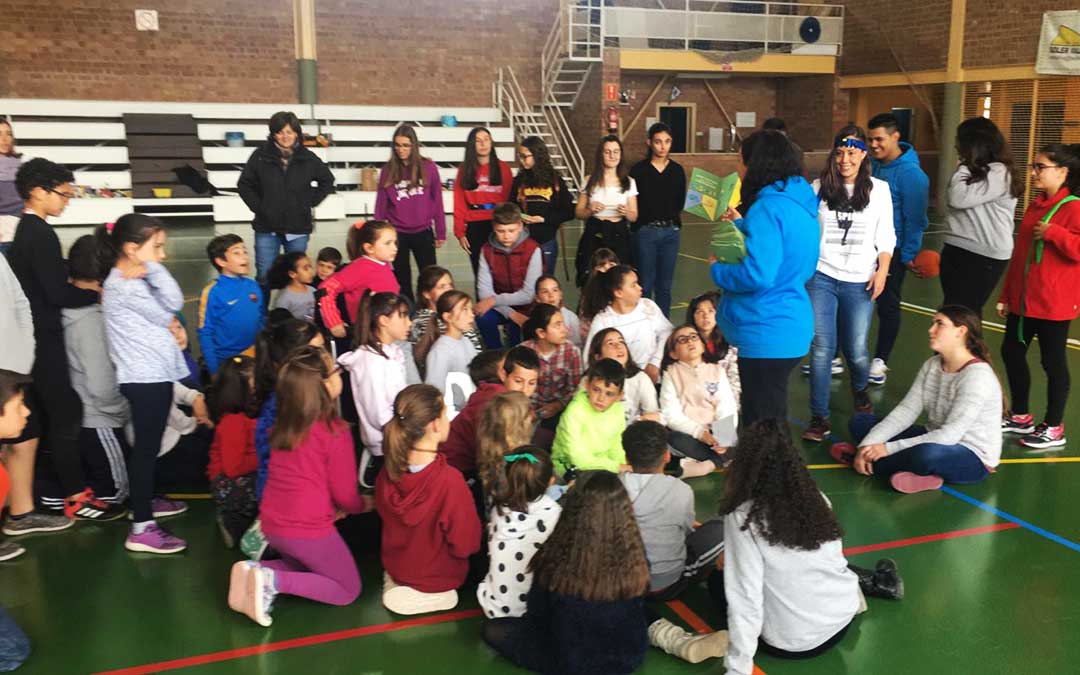 Una actividad del colegio en el polideportivo.