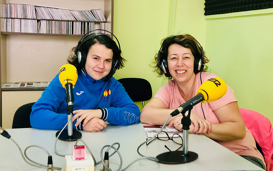 Comenzamos con el ESPACIO DE SEMANA SANTA 2019 con la cofradía de El Cristo que hablará de su procesión de El Silencio. Después, entrevistamos a Adrián Gavín, responsable de la Oficina de Turismo de Caspe, que organiza varias visitas guiadas al Convento de Franciscanos. Sección biblioteca. PSOE Caspe nos invita a un acto de campaña electoral con Susana Sumelzo. En deportes, repasamos resultados de la Escuela de fútbol.