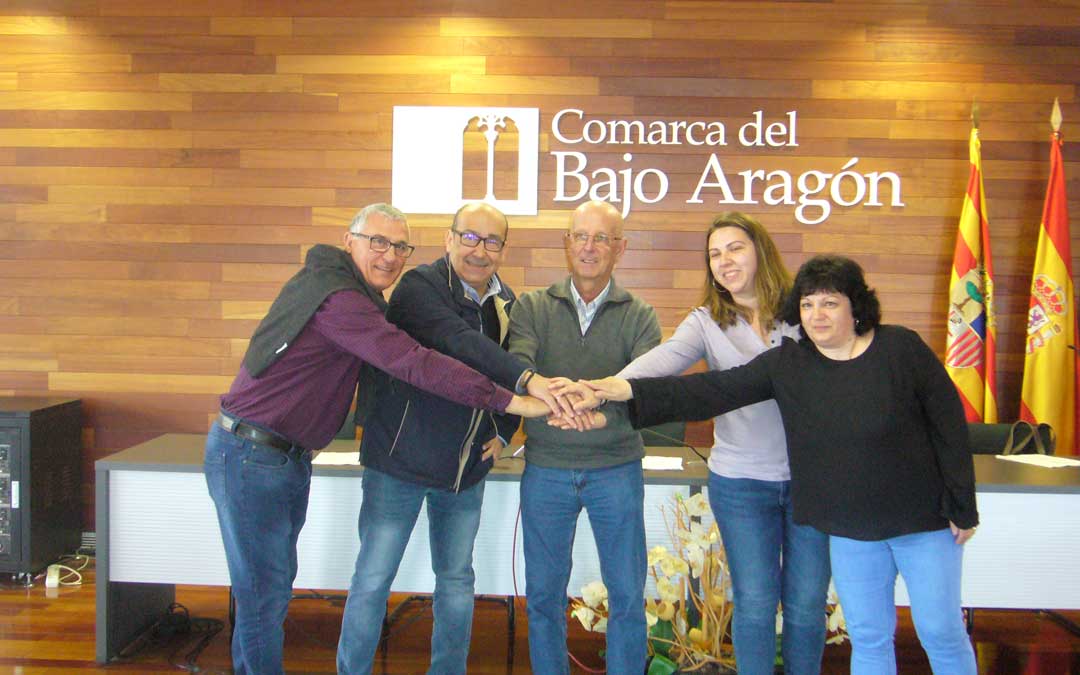 Los presidentes de las asociaciones ABATTAR, ASAPME y la AECC, en la firma con Manuel Ponz y María Ariño, la consejera de Servicios Sociales.