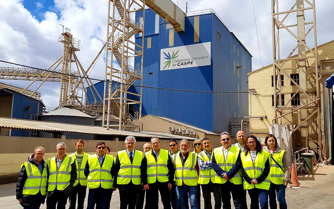 Representantes de Cooperativa Ganadera de Caspe junto al consejero en las instalaciones.