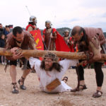 Los soldados romanos ayudan a Cristo a levantarse tras su tercera caída