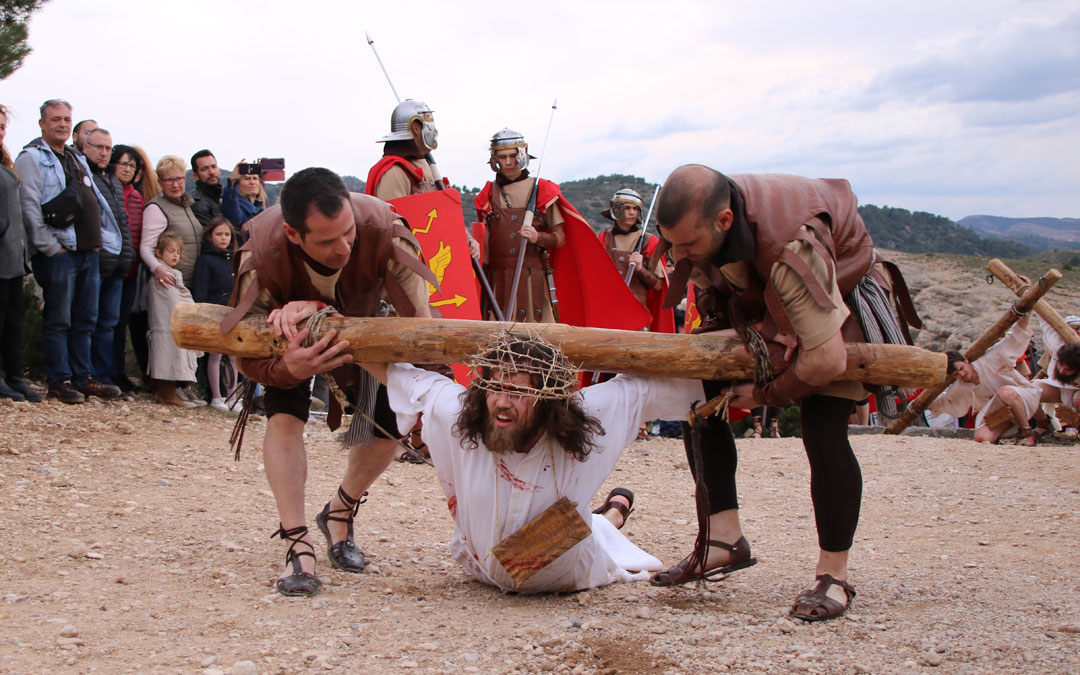 Los soldados romanos ayudan a Cristo a levantarse tras su tercera caída