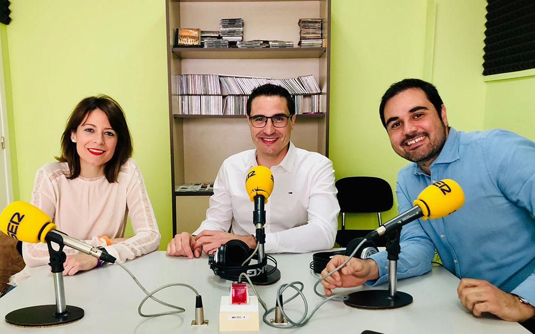 Comenzamos hablando de la visita del consejero de Desarrollo Rural y Sostenibilidad del Gobierno de Aragón, Joaquín Olona, a la Sociedad Cooperativa Ganadera de Caspe. Entrevista a los candidatos al Congreso de Ciudadanos por Zaragoza, Rodrigo Gómez y Rosa Borderías, acompañados del candidato a la alcaldía de Caspe, Cristian Poblador. Sección APEC. Espacio iglesia evangélica. En deportes, repasamos las últimas novedades de la Escuela de Fútbol.