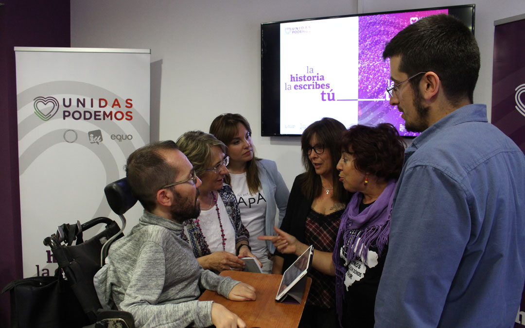 Pablo Echenique charla con varios compañeros del partido durante los momentos previos de la asamblea ciudadana de este viernes.