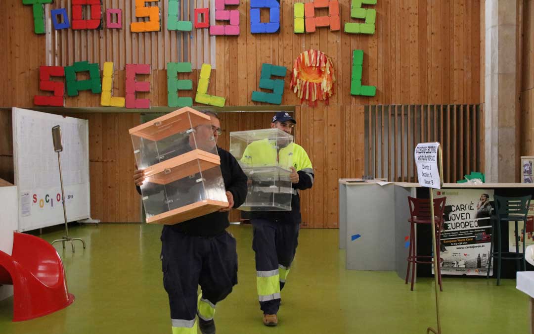 Foto de archivo de la brigada municipal colocando urnas para las elecciones. Foto: Adrián Monserrate