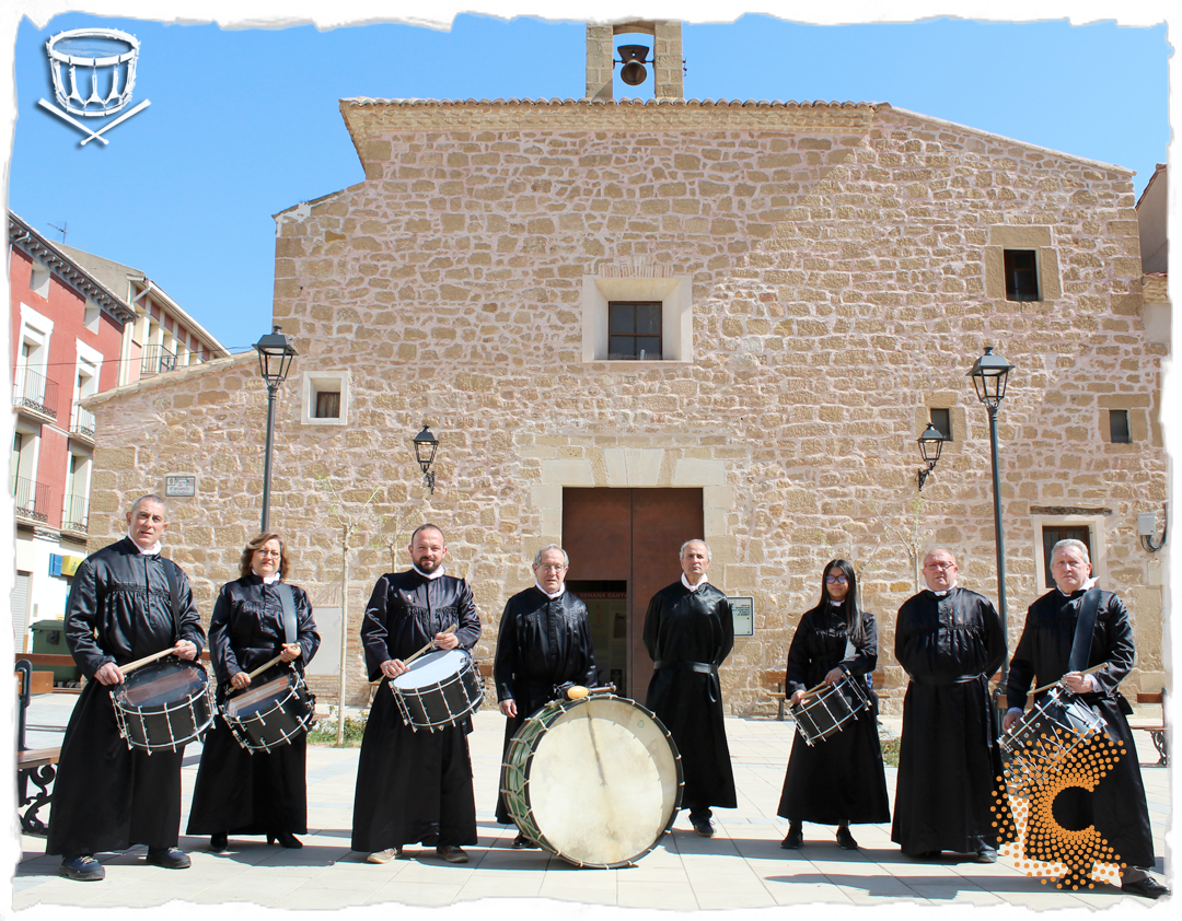 José Antonio Ciércoles Macipe, Cloti Gómez, Miguel del Río, Antonio del Río Macipe, Antonio Lucea Macipe, Laura Ciércoles, José Miguel del Río Macipe y Javier García Macipe representan a parte de una familia compuesta de primos y sobrinos. Al fondo, el Museo de la Semana Santa de Albalate.
