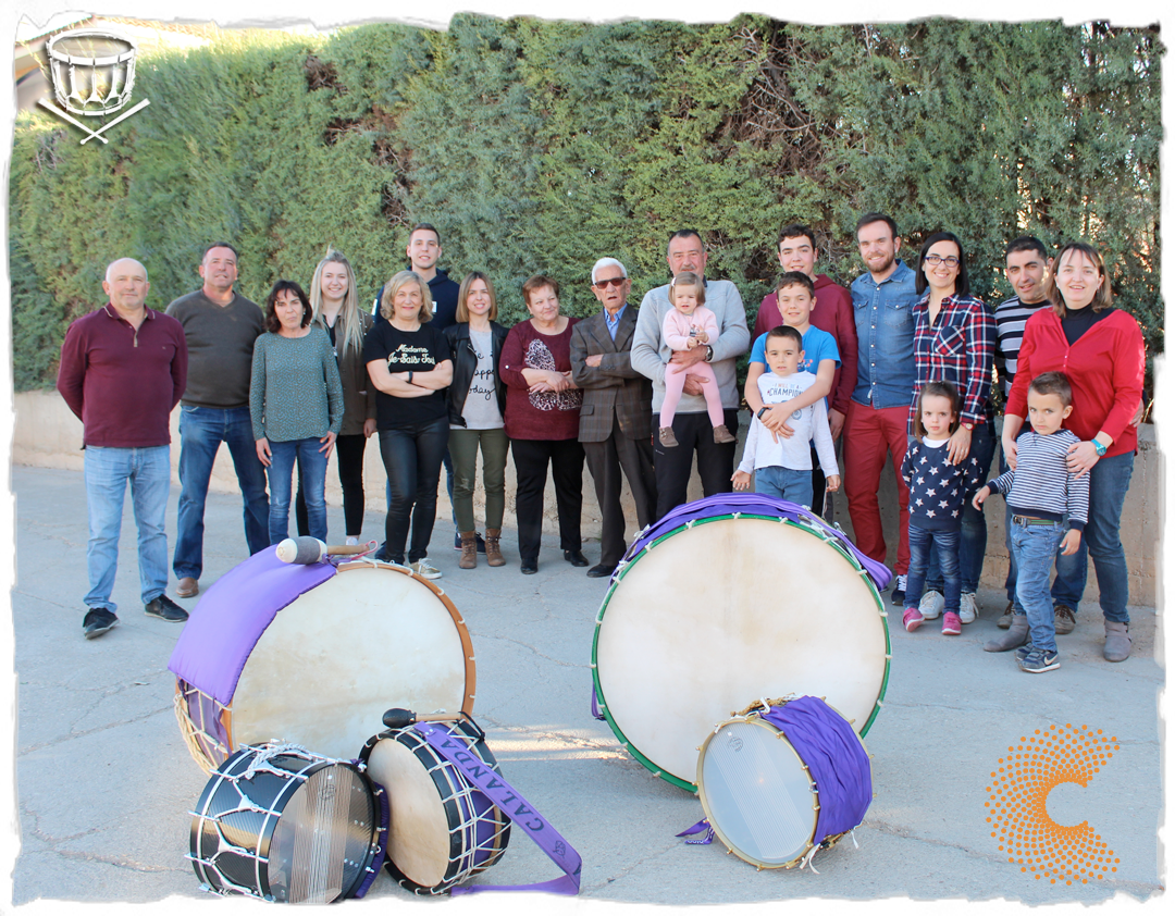 La familia Esteban de Calanda saldrá esta Semana Santa en unión, como siempre. Uno de ellos será el 'Rompedor local'. En el centro, Miguel posa a sus 89 años como cabeza de las cuatro generaciones.