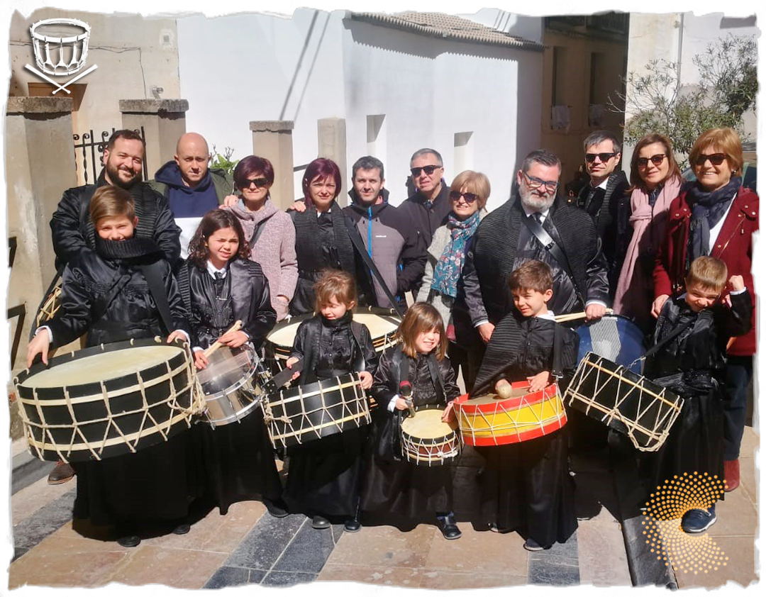 La familia se tomó esta imagen el año pasado en Híjar, el pueblo al que siempre regresan y es punto de retorno obligado de Carlos, sus hermanas Laura y Yoli, sobrinos y sobrinas y sus primos.