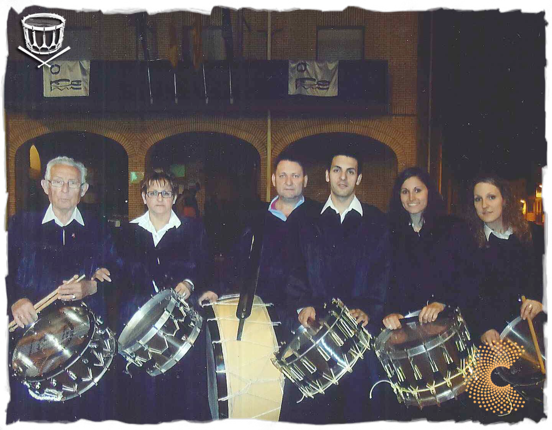 José Luis Ferrer, a la izquierda, una Semana Santa reciente, junto a parte de su familia. A la derecha, su nieta Laura