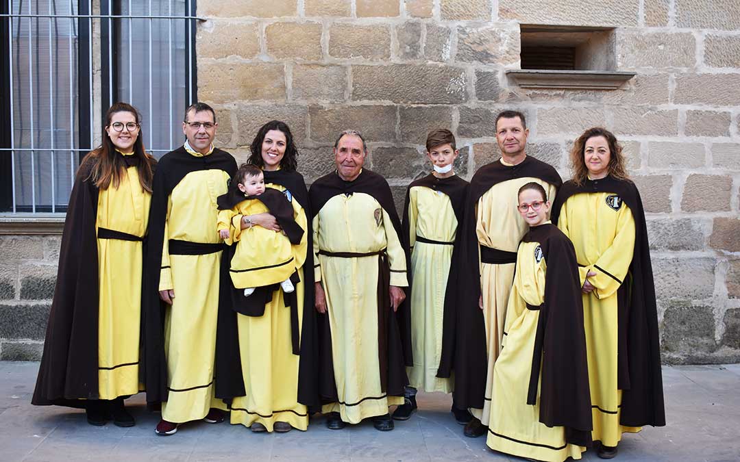En la imagen, de izquierda a derecha, Beatriz Sanahuja, Rafael Sanahuja, Sandra Sanahuja con el pequeño Roque Altés, Felipe Sanahuja (en el centro), Daniel Sanahuja, Alfredo Sanahuja, Carmen Sanahuja y Mª Eugenia Barriendos, en la fachada de Franciscanos. Faltan dos miembros de esta familia: Marisa Martín y Laura Sanahuja. L.Q.V.