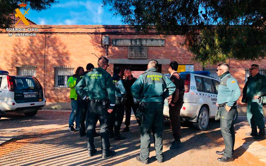 Momento del traslado del localizado a dependencias policiales.