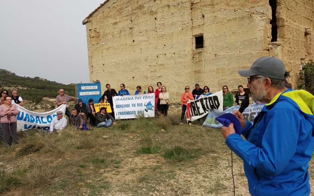 Vecinos y asociaciones se concentraron ayer en Santolea para protestar por la situación del Guadalope