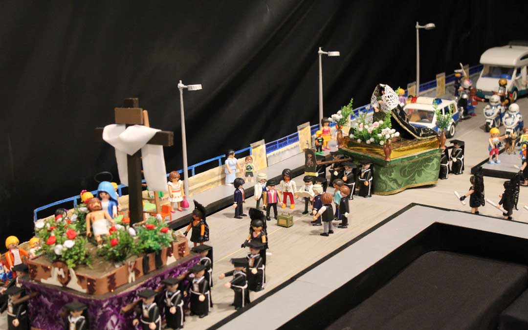 La procesión en Playmobil al paso por el puente sobre el río Martín con dos pasos, los Rosarieros y hasta la Guardia Civil de Tráfico.