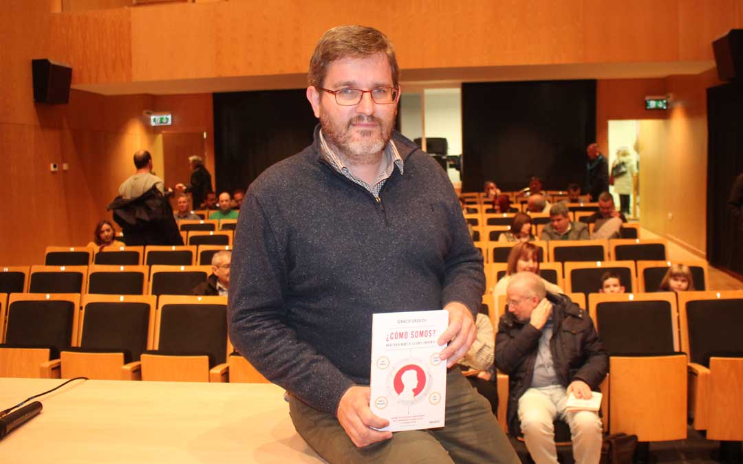 Ignacio Urquizu, el miércoles, minutos antes de la presentación del libro en Alcañiz