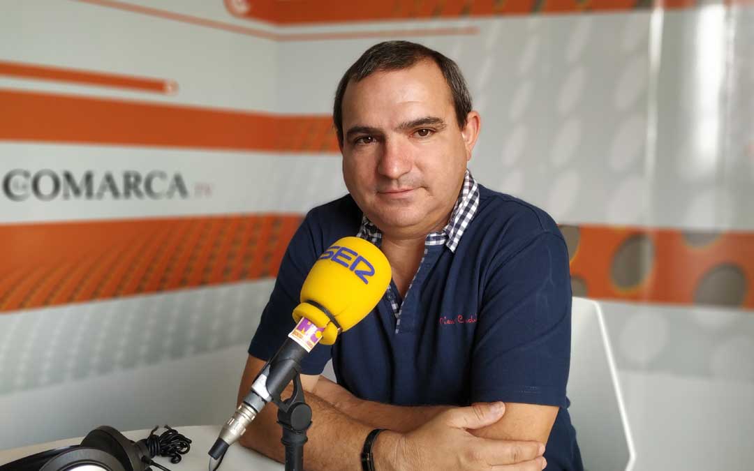 Jesús Baquero, presidente del RAC Circuito Guadalope, en Radio La Comarca. / Eduard Peralta