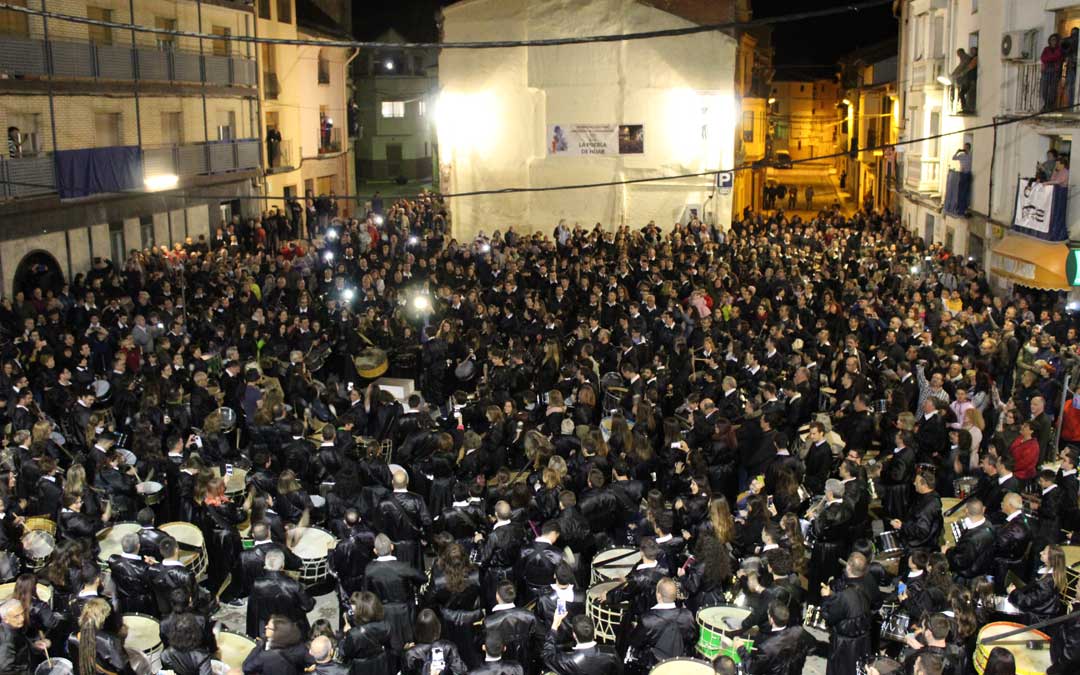 La plaza de La Puebla de Híjar llena de túnicas negras en el Cese del Toque de este Sábado Santo.