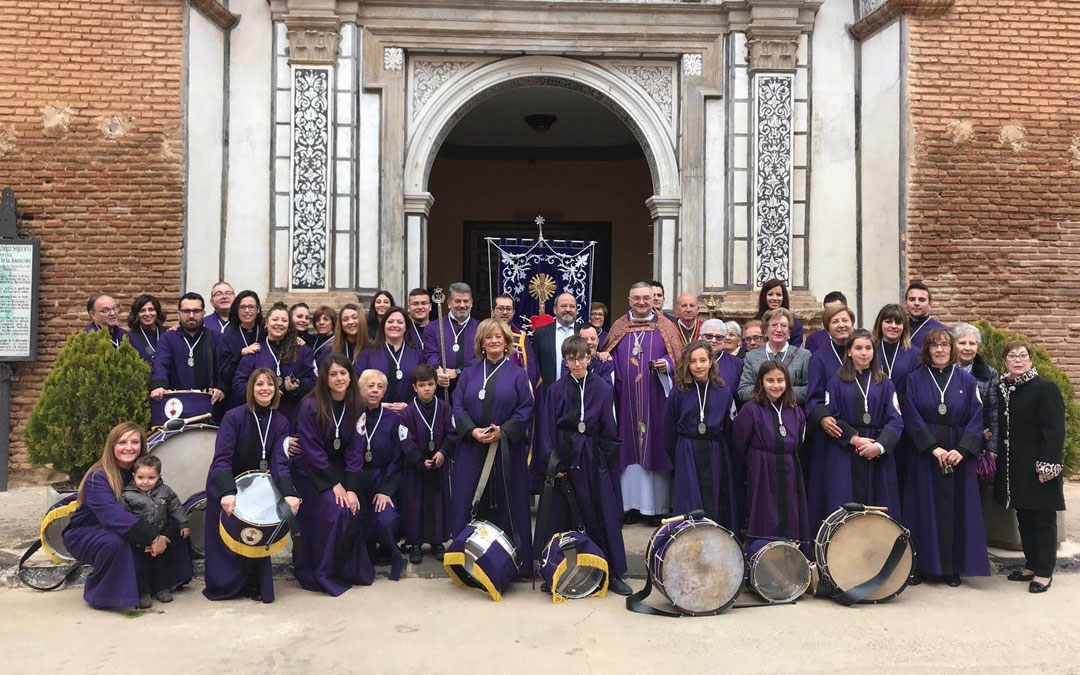 Los integrantes de la Cofradía del Santo Rosario y de la Virgen de los Dolores durante el acto de celebración de su 25 cumpleaños en la que los cofrades realizaron una procesión «extraordinaria» por las calles de Muniesa.