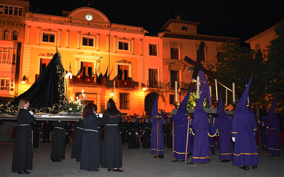 Momento del encuentro entre la Dolorosa y el Nazareno en la plaza España de Caspe.