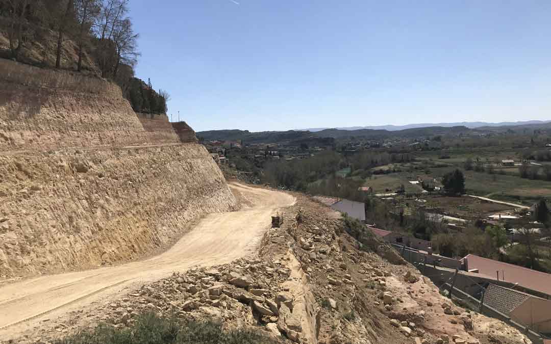 n Ya son visibles dos de las tres plataformas previstas dentro de los trabajos para garantizar la seguridad del cerro Pui Pinos. Próximamente tendrá lugar una reunión para que los técnicos informen del avance de las obras