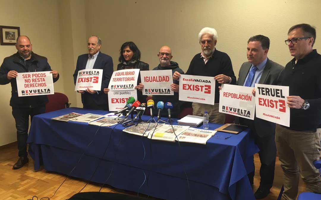 Teruel Existe junto a agentes sociales y económicos este lunes en la rueda de prensa de balance. David López /SER Teruel