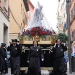 La lluvia obligó a cubrir con plásticos las figuras de las peanas alcañizanas