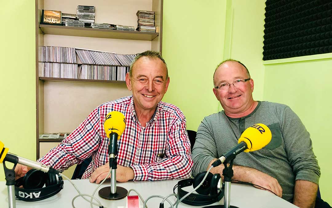 Comenzamos con el ESPACIO DE SEMANA SANTA 2019 con una entrevista a la cofradía de La Piedad. Sección APEC. Invitamos a la visita guiada al cementerio organizada por la Asociación de Amigos del Castillo del Compromiso de Caspe. Espacio iglesia evangélica. En deportes, Abel Mustieles nos explica cómo va a ser el Clean Experience del fin de semana.