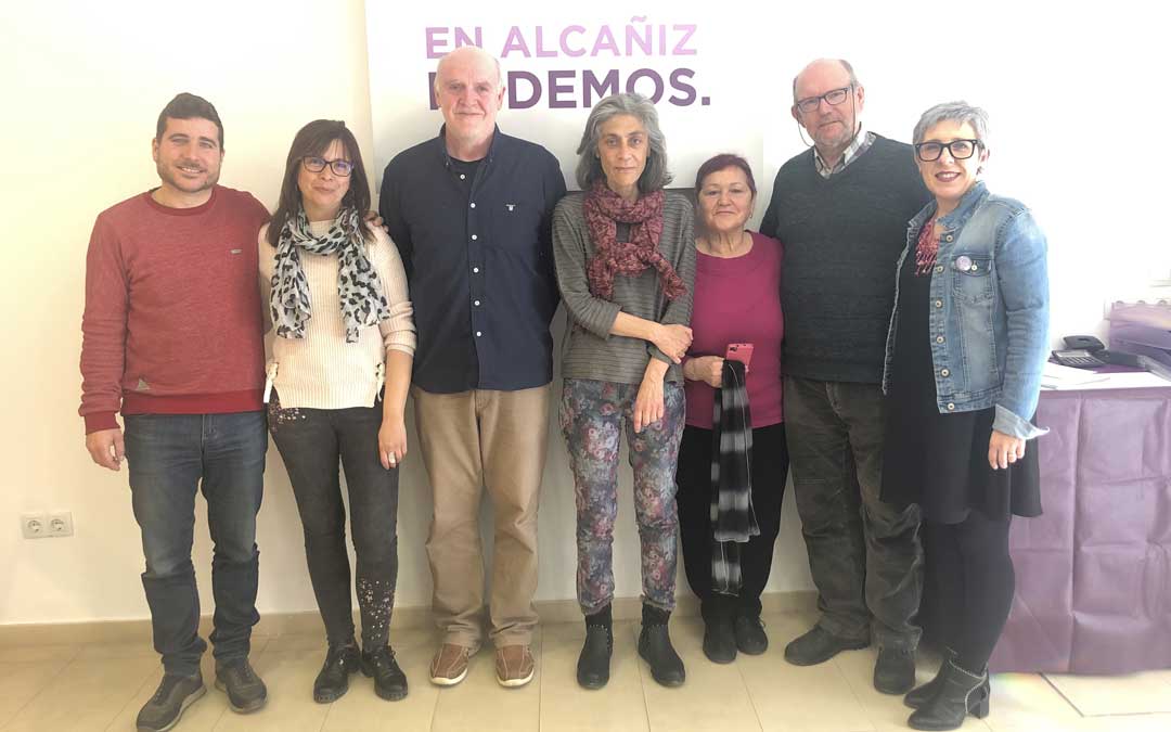 Integrantes de la candidatura de Podemos Alcañiz junto con su secretario en Aragón, Nacho Escartín; y la candidata a las Cortes Marta Prades, este viernes