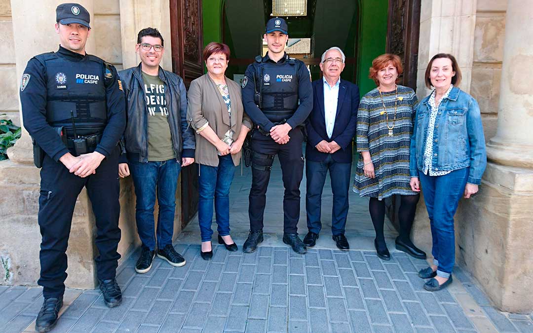 Miembros de la corporación junto a agentes de la Policía Local de Caspe.